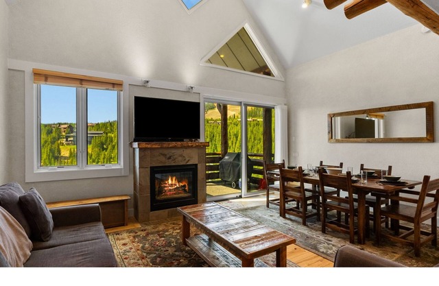 Cozy Ski In/Out Condo! Private Patio ,Hot Tub, + Grill!