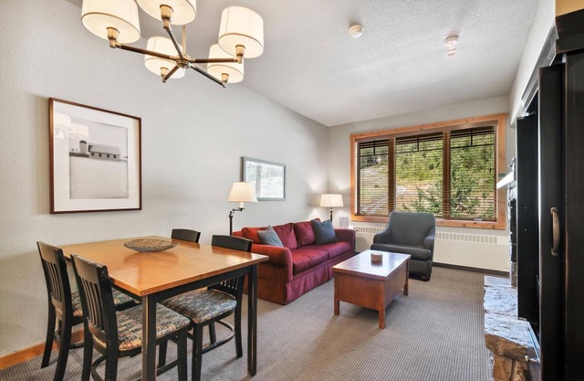 Cozy Ski in/out condo in Morning Eagle. Right on the slopes!