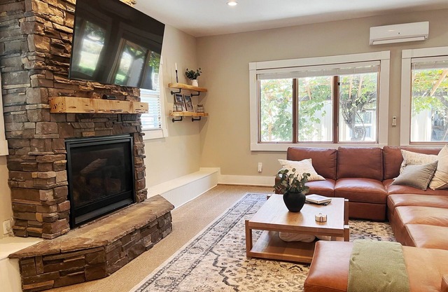 Cozy Ski Retreat w/HotTub and Majestic Views - Ski @ Park City, Powder or Basin