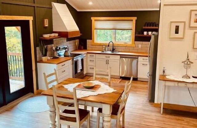 Cozy Ski Retreat with Moutain View/Ski In Property/Hot tub/5 mins to the Lifts