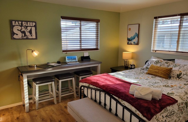Cozy SLC 2BR/1BA, Full Kitchen, Dog Friendly, Large Yard 🐶, Easy Canyon Access!