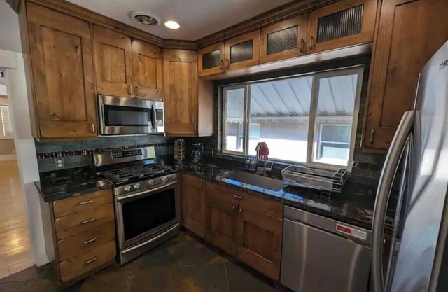 Cozy SLC Bungalow - 3 Queens - Off Street Parking