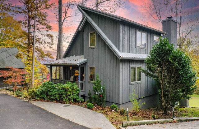Cozy Smoky Mountain view and golf escape near Cades Cove