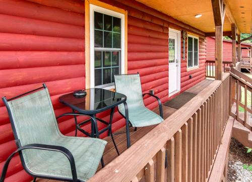 Cozy Smoky Mtn Cabin Pointing to Fun and Relaxation