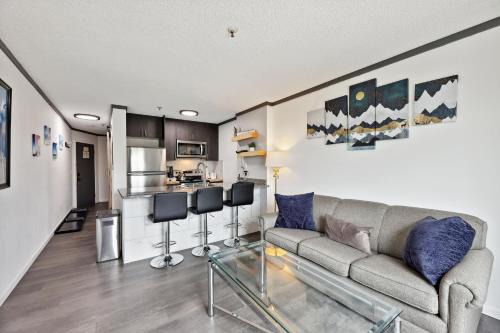 Cozy Snowshoe Condo Rental Walk to Chair Lift!