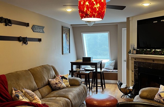 Cozy Snowshoe Retreat! 2BR/2BA Ski-out condo