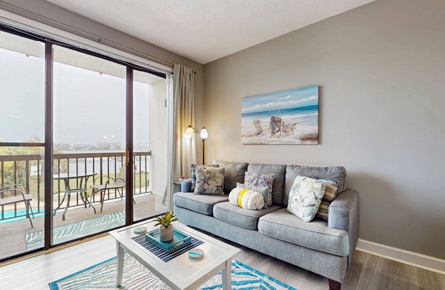 Cozy soundfront studio with shared pool & close to beach