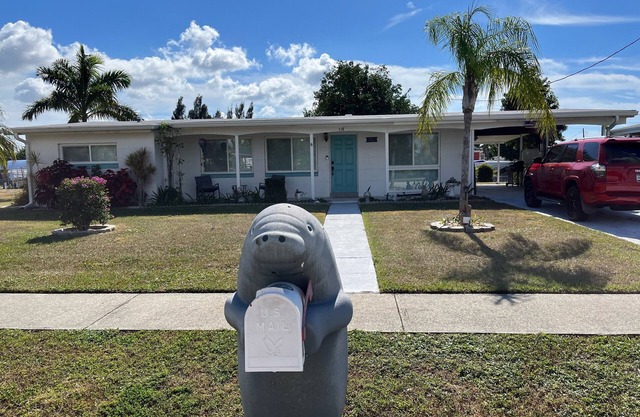 Cozy South West Florida Escape on canal w/ working space & pet friendly.