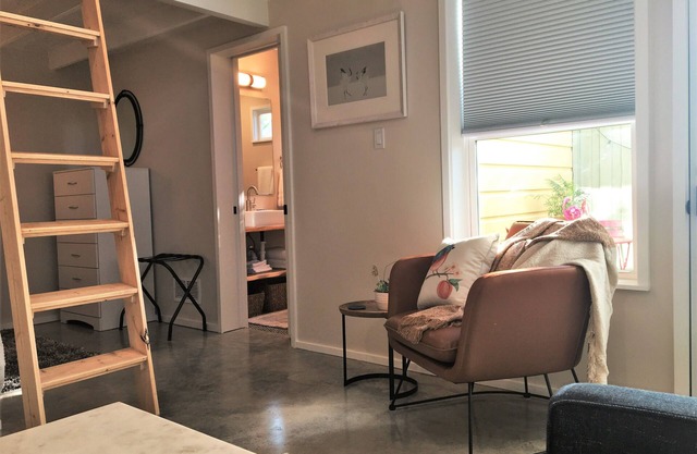 Cozy Southside Studio & Loft with full amenities & close to several hot spots!
