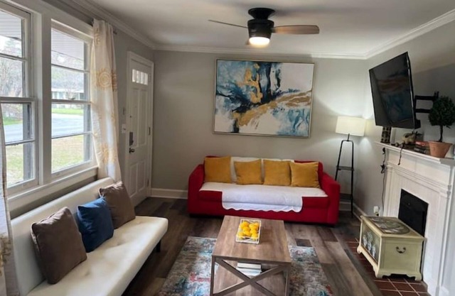 Cozy & Spacious 2BR 1Bath Duplex Near Everything