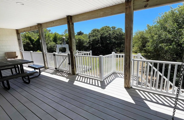Cozy, Spacious 4 Bedroom House with Pool, Large Docks and Canal Access