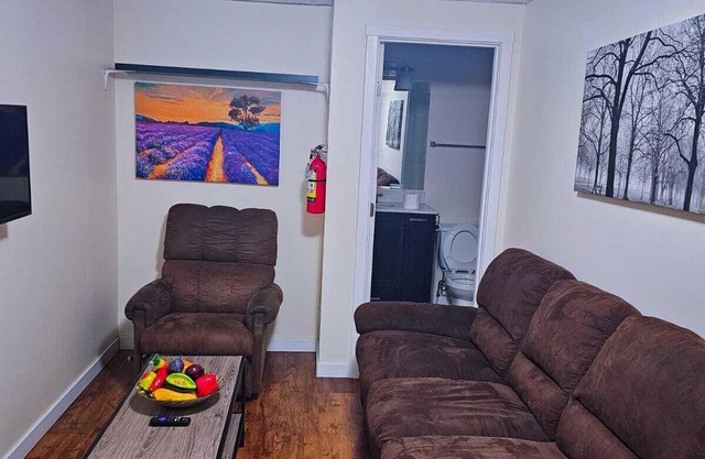 Cozy, Spacious and Tidy 1 bedroom Suite