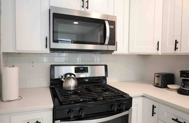 Cozy Spacious Apt / Luxury/ Yale /Parking / Free Wine