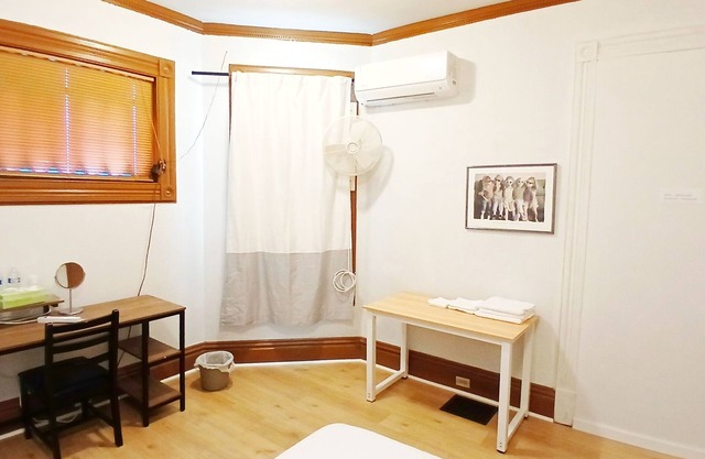 Cozy spacious bedroom with queen bed, only half mile to Rt.95, exclusive bath