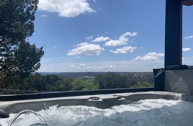 Cozy Spacious family friendly Farmhouse + HotTub Views of Palo Duro Canyon!