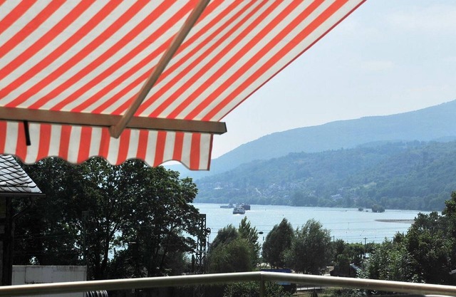 Gemütliche große Ferienwohnung mit großem Balkon und Rhein- und Burgblick