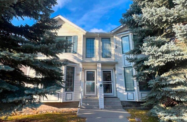 Cozy & Spacious Home in Prime SW Calgary Location Near Amenities!