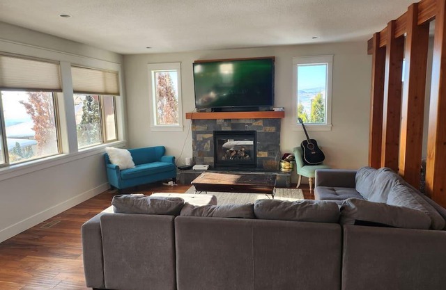Cozy,spacious, open concept,3 bedroom, extra bonus family room with 2 bunkbeds
