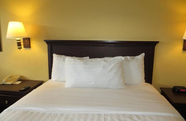 Cozy Standard Queen Room Near Beach and Across Lake!