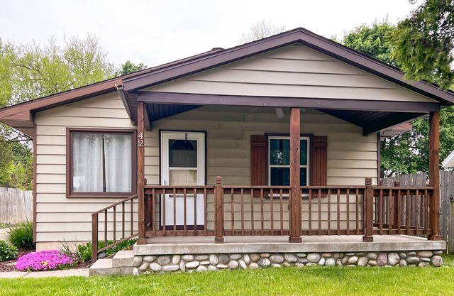 Cozy stay with backyard firepit and minutes from GR