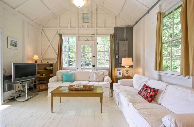NEU! Airy Berkshires Cabin - zu Fuß zum Strand und See!