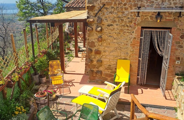 Cozy stone house, flowered garden, beautiful view, free WiFi, air cond. 12km sea