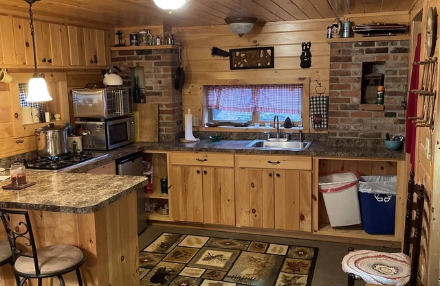 Cozy Stonehouse Cabin on Brantingham Lake! Pet friendly!