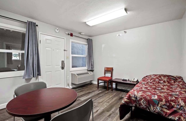 (Cozy studio, 2BED, 1BA, w/ kitchen)