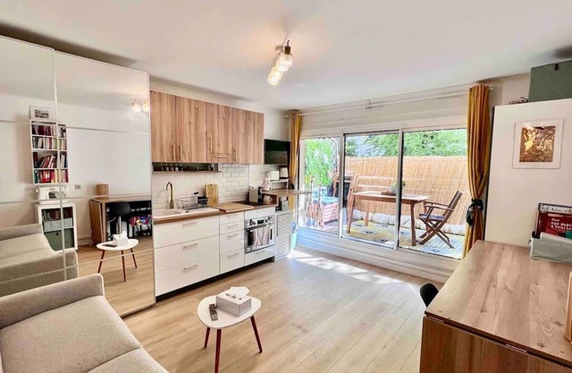 Cozy studio and large terrace 5 mn from the metro and 10 mn from Paris only!