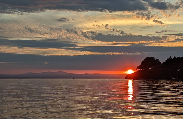 Kurzer Fußweg zum Lake Champlain oder Causeway