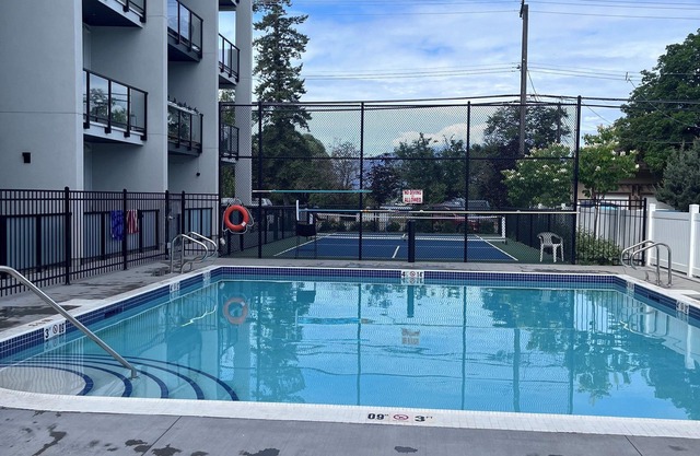 Cozy studio apartment seconds to Okanagan Lake!