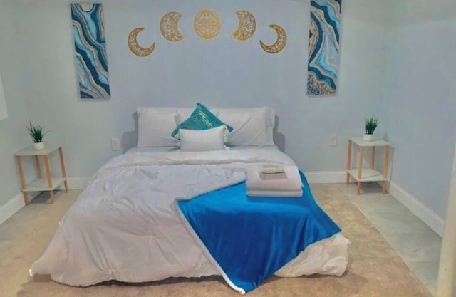 Cozy studio apartment close to the Long Island Rail Road.