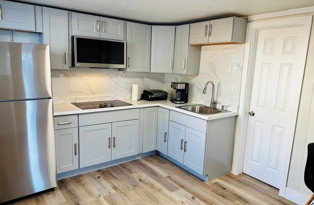 Cozy Studio bordering South Berkeley and Emeryville- huge backyard!