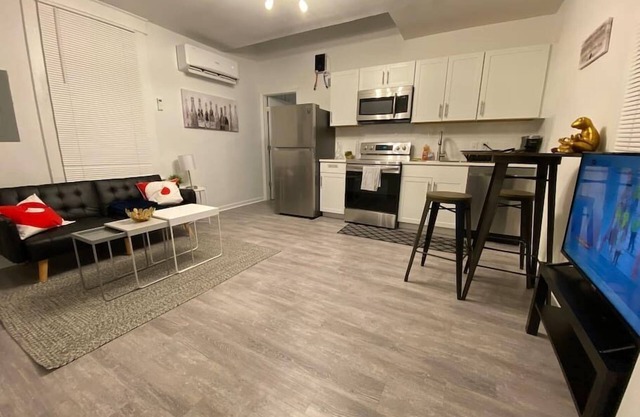 Cozy Studio Bungalow Walk to Armature and Downtown