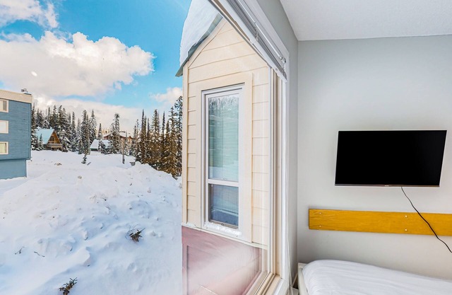 Cozy studio with kitchenette, WiFi, & shared seasonal hot tub - walk to lifts