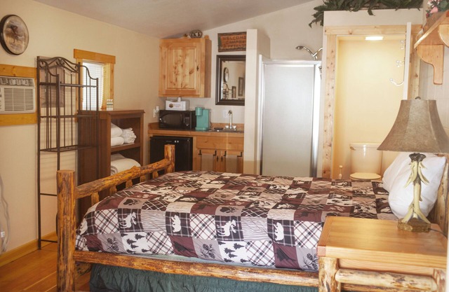 Cozy Studio Cabin with Full Bath + Laundry Steps to Downtown Columbia Falls!