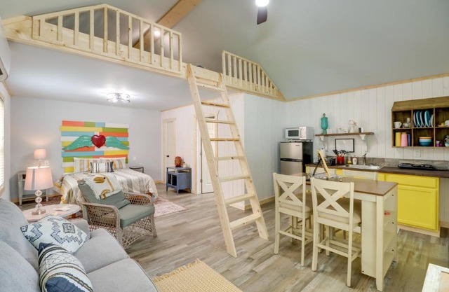 Cozy Studio Cabin about 1 Mi to Greers Ferry Lake!