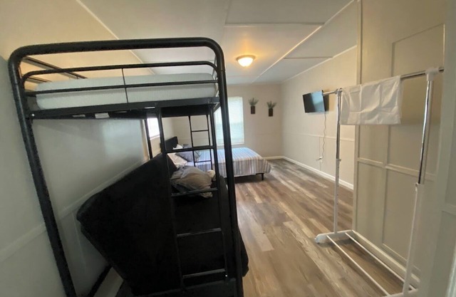 Cozy studio cabin with fishing and pools in walking distance!