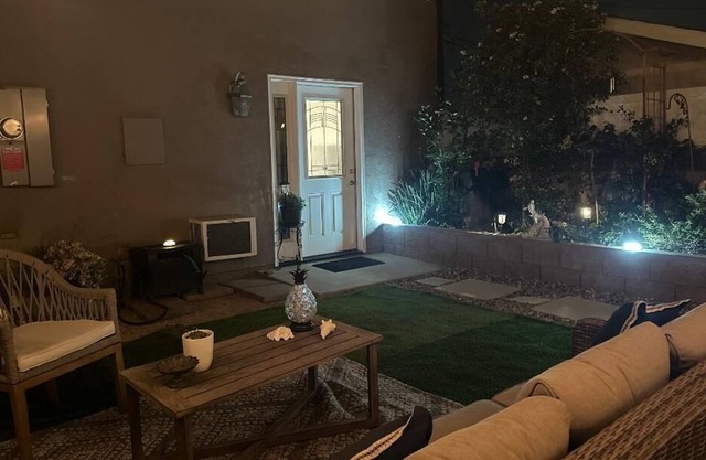 cozy studio centrally located in orange county/ relaxing yard/newly furnished