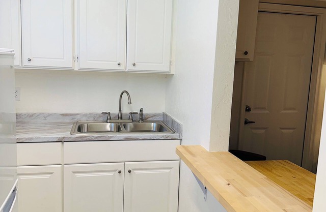 Cozy studio close to turnpike with WiFi, AC