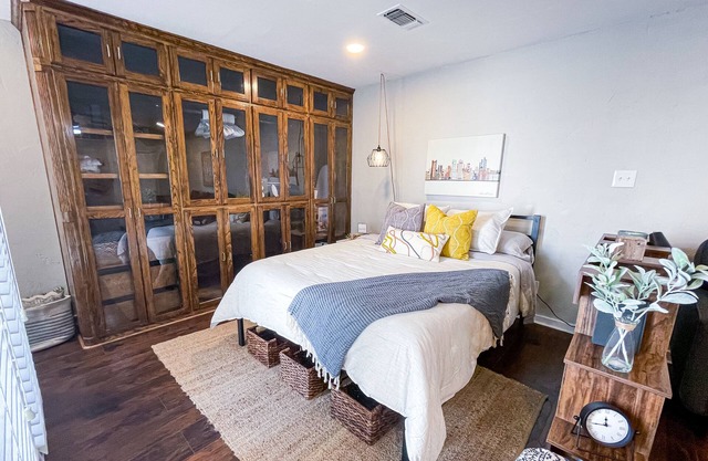 Cozy Studio condo with pool, nightlife and restaurants!