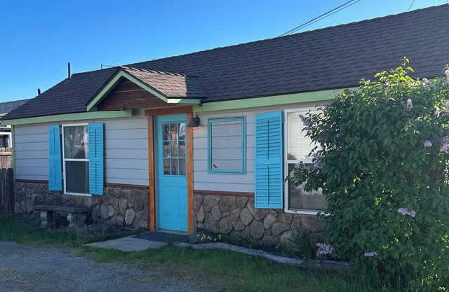 Cozy Studio downtown. Walk to choices of restaurants, stores or parks