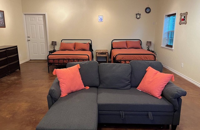 Cozy studio in charming Shelbyville with WiFi, AC,.9 mile from Huxley Bay Marina