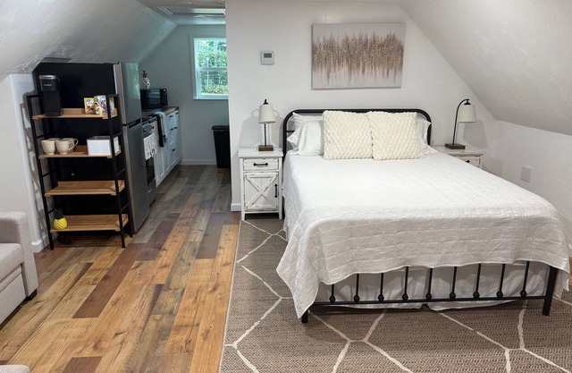 Cozy studio in charming NE Tallahassee. 10 miles to the Capital and FSU stadium.