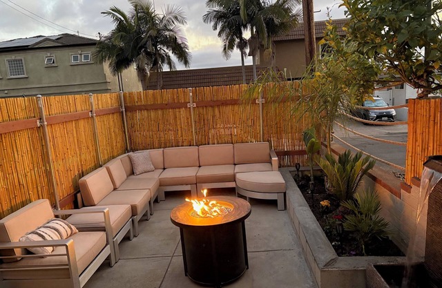 Cozy studio in lovely San Diego with AC, and a Private patio with a fire pit