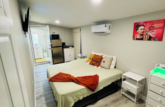 Cozy studio in pleasant Bradenton with AC,Fridge
