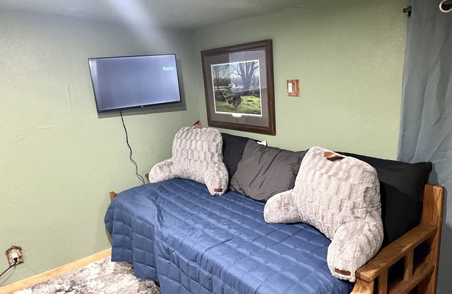 Cozy studio in SW Bend- close to Old Mill Shopping and Mt Bachelor