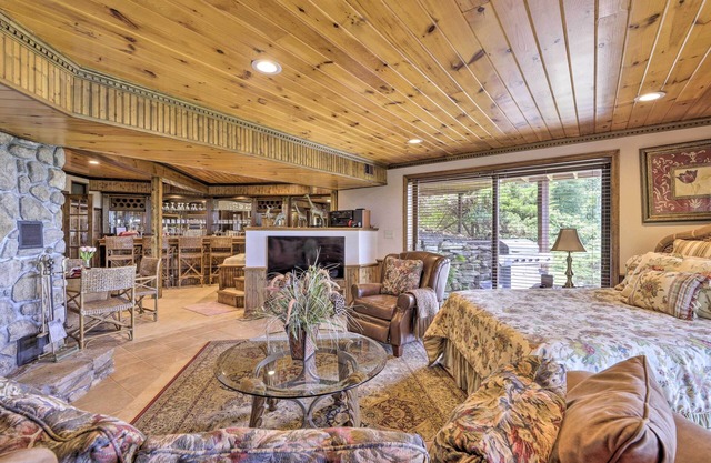 Cozy Studio: Indoor Hot Tub & Inground Pool Access
