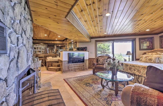 Cozy Studio: Indoor Hot Tub & Inground Pool Access