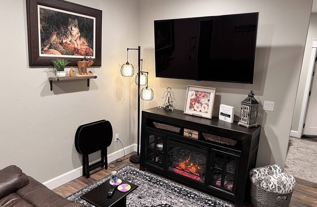Cozy studio located near Marina, hiking trails & downtown Sequim. Pet friendly.